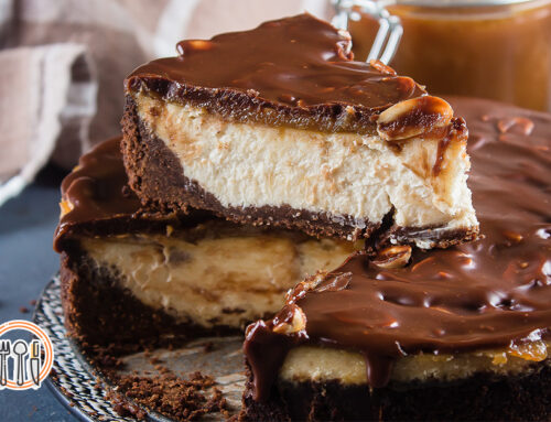 Vynikajúca kombinácia lahodného krému, arašidov v karameli a čokoládovej polevy „Snickers cheesecake“ Sladký dezert, ktorý vyčarí úsmev na tvári!